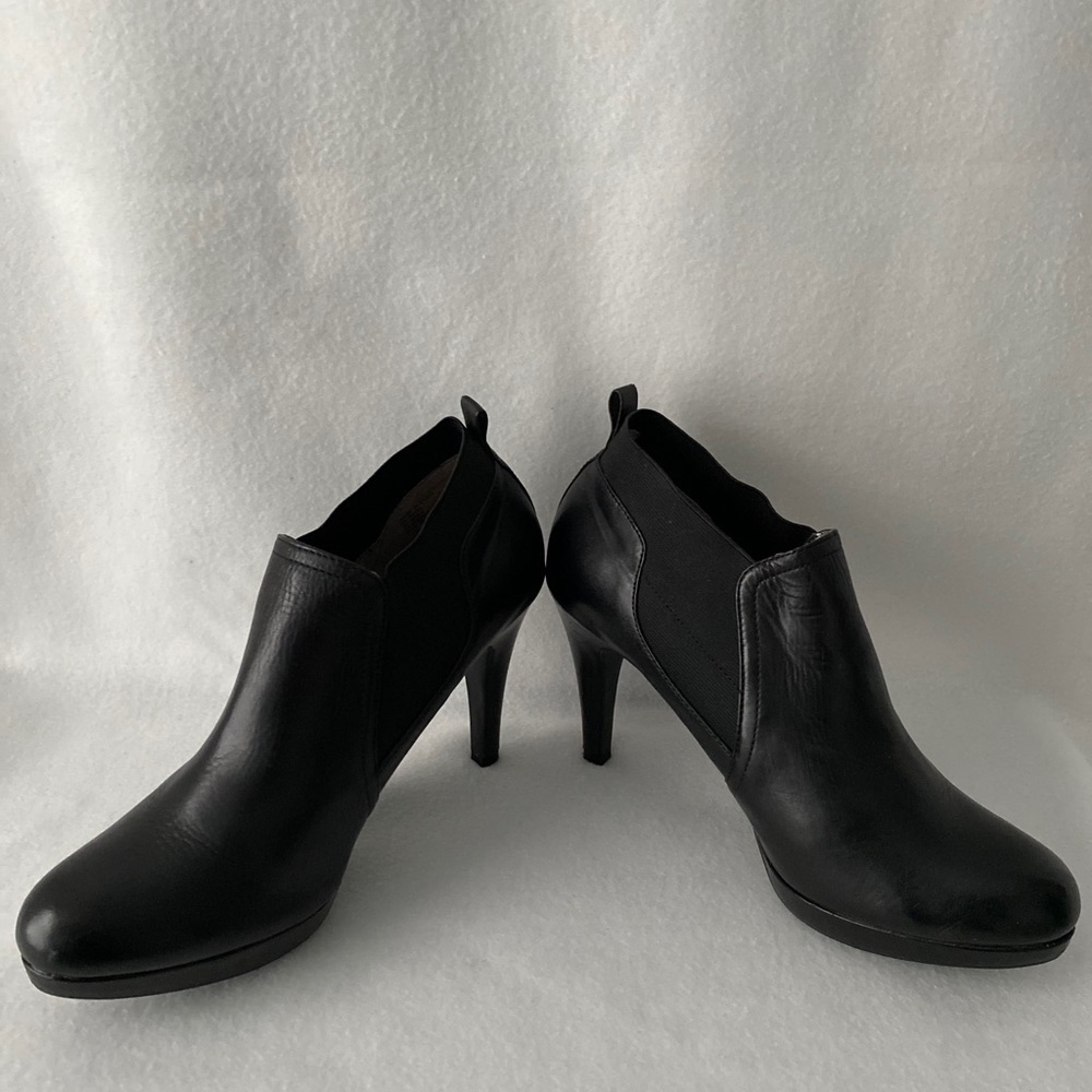 Adrienne Vittadini Size 9 1/2 Black Heeled Bootie